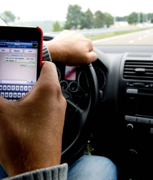 Gebruik van smartphone tijdens het rijden? Dan draai je op voor je eigen schade