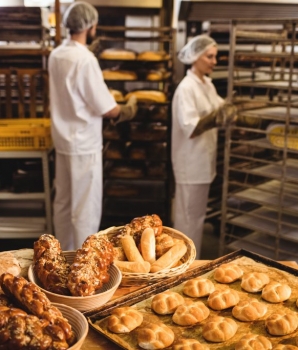 Werkgever aansprakelijk voor arbeidsongeval van werkneemster die in de bakkerij met een volle broodkar tegen een stalen kolom botst
