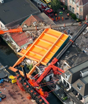 Omgevallen bouwkranen in Alphen aan de Rijn