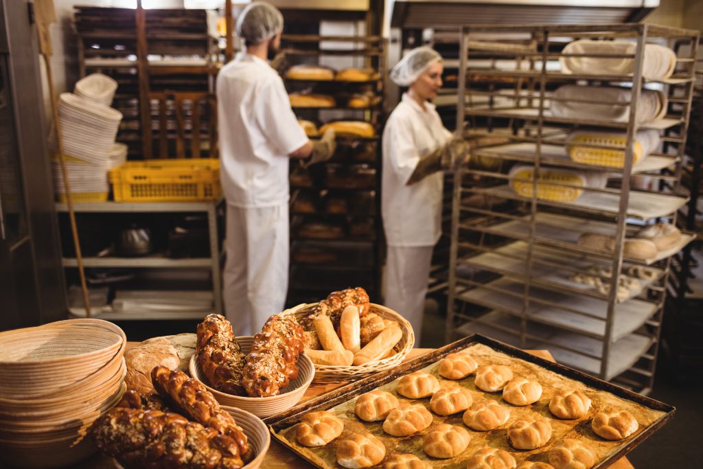 Werkgever aansprakelijk voor arbeidsongeval van werkneemster die in de bakkerij met een volle broodkar tegen een stalen kolom botst