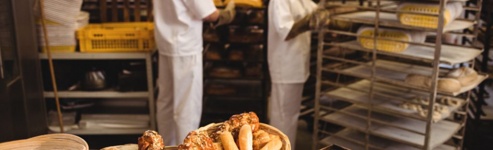 Werkgever aansprakelijk voor arbeidsongeval van werkneemster die in de bakkerij met een volle broodkar tegen een stalen kolom botst Werkgever aansprakelijk voor arbeidsongeval van werkneemster die in de bakkerij met een volle broodkar tegen een stalen kolom botst